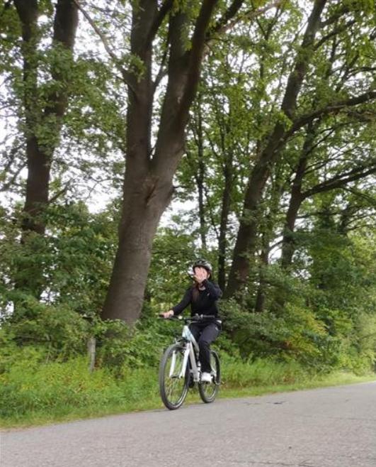 Schülerin fährt mit einem Fahrrad durch das Ziel